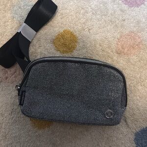 Everywhere belt bag in glitter